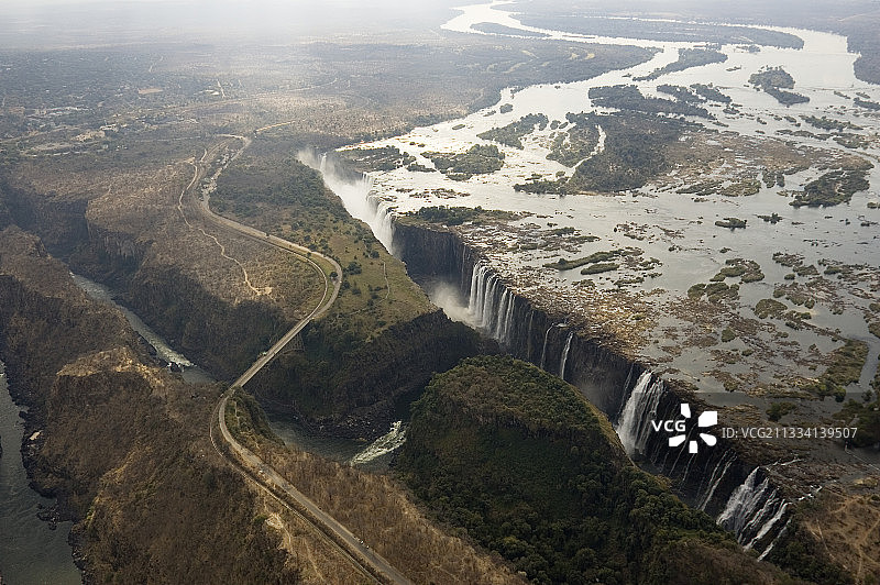 从左至右:主要瀑布(93米高，津巴布韦)，利文斯通岛(津巴布韦/赞比亚边界)，彩虹瀑布(108米，赞比亚最高)和东部大瀑布(赞比亚)。左边的维多利亚瀑布桥是津巴布韦和赞比亚边境哨所之间的无人区。图片素材