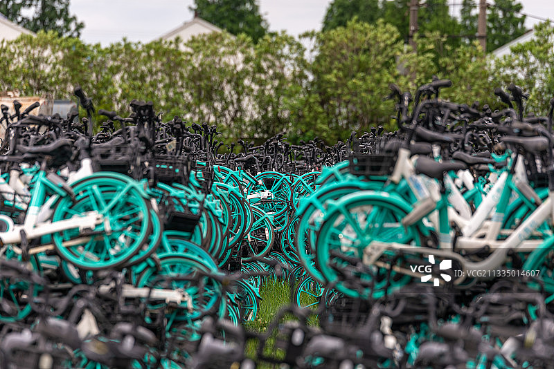 城市角落里的共享自行车图片素材
