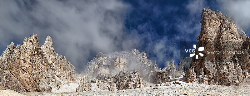 意大利，白雪皑皑的山峰映衬着天空图片素材