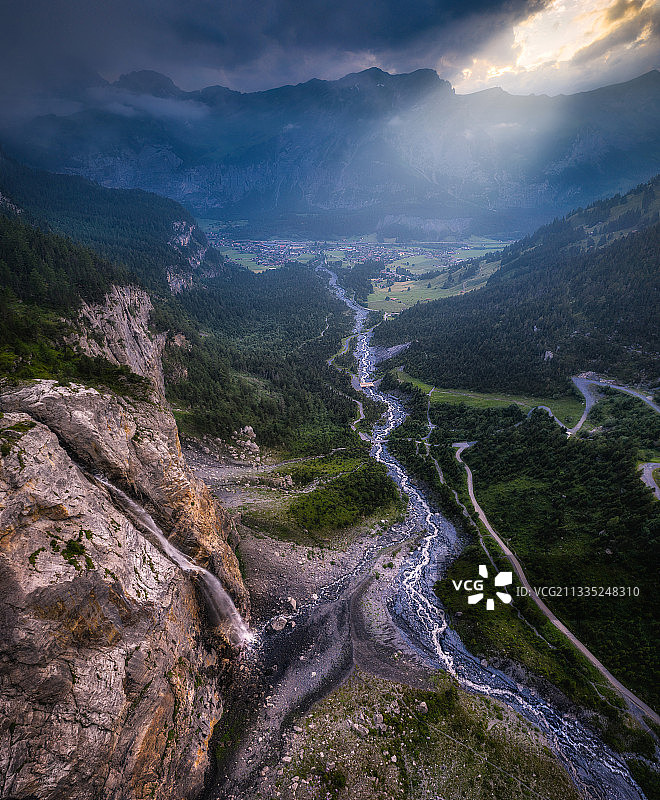 风景对天空的鸟瞰图，Kandersteg，瑞士图片素材