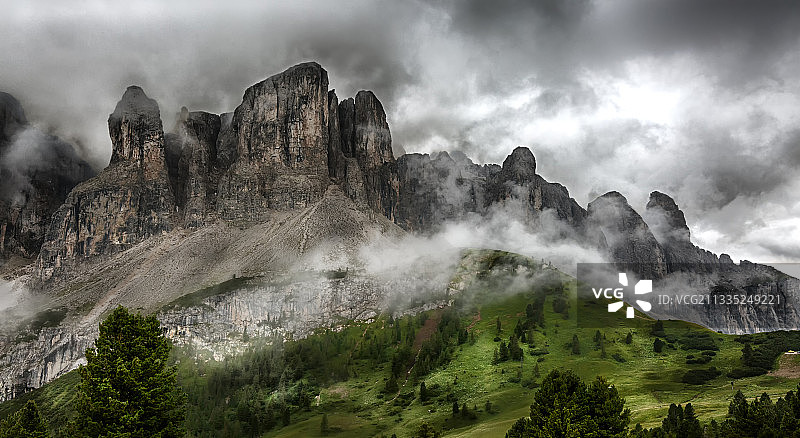 风景和山脉的全景对天空，塞尔瓦迪瓦尔加迪纳，意大利图片素材