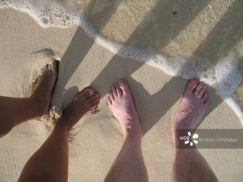 开曼群岛，大开曼群岛，人们站在海滩上图片素材
