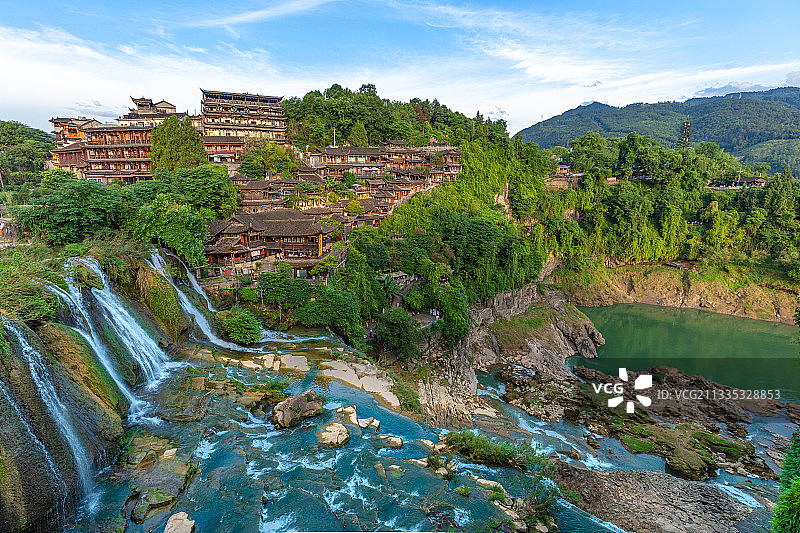 湖南湘西武陵山区芙蓉镇，挂在瀑布上的千年古镇，广角风光秀丽图片素材
