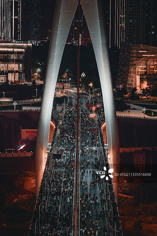 节日里封桥的重庆千厮门大桥人山人海图片素材