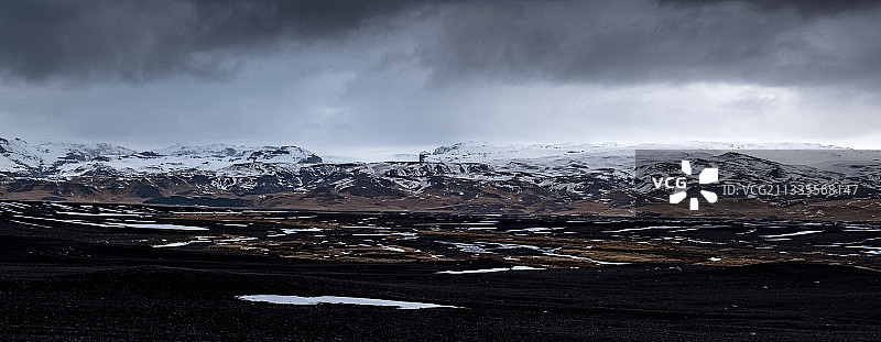 飞机残骸所处黑沙滩后的群山，冰岛图片素材