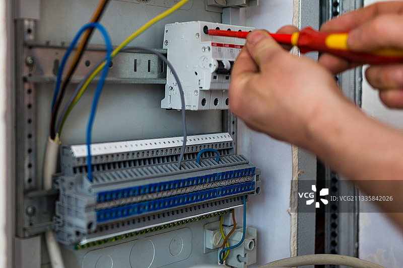 德国，米申多夫，修理电气设备的电工图片素材