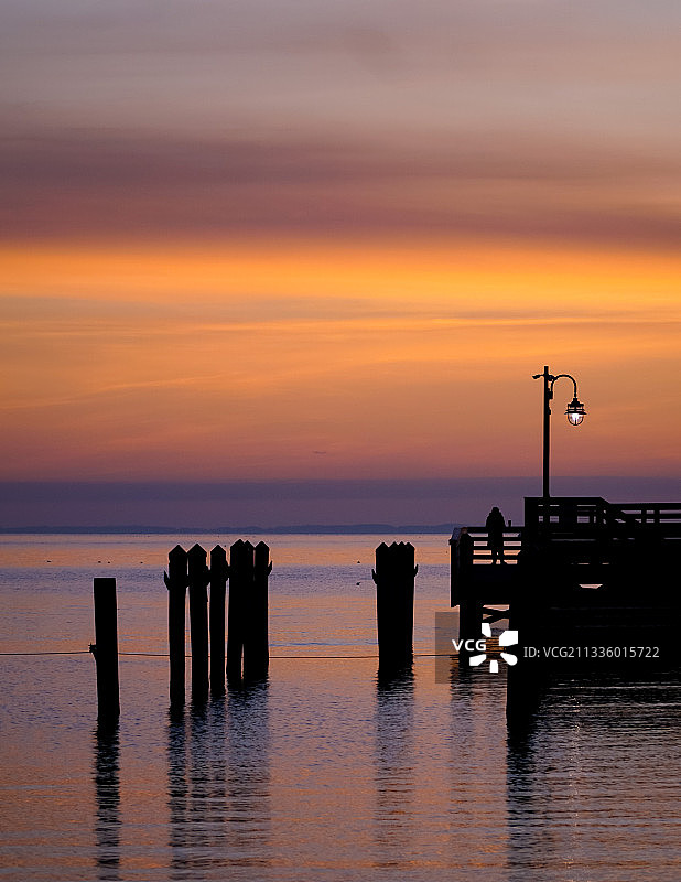 日落时分，美国马里兰州北海滩，海上码头的剪影图片素材