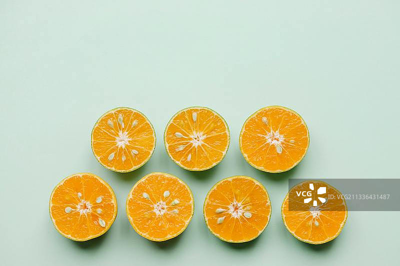 特写的橙色切片在白色的背景图片素材