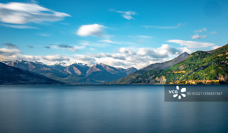 风景秀丽的湖，山对天空，贝拉吉奥，意大利图片素材
