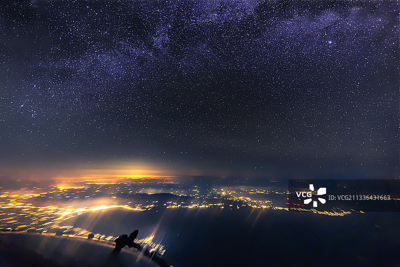 鸟瞰图的城市景观对天空在晚上，希腊图片素材