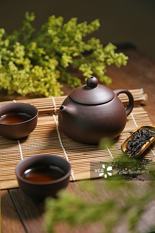 紫砂壶茶具放在竹帘上图片素材