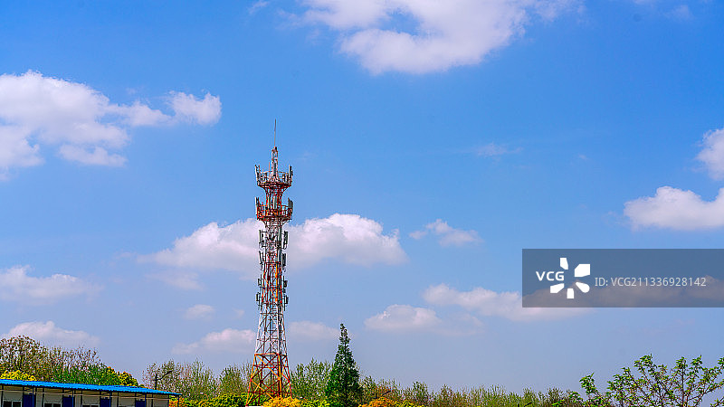 蓝天白云背景5G基站无线电通信铁塔图片素材