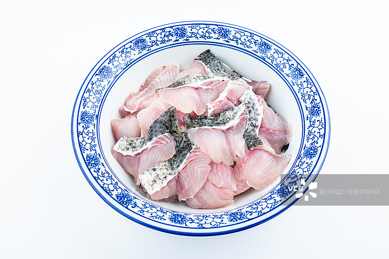 白背景上一盆黑鱼肉片图片素材