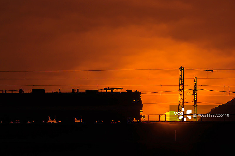 夕阳下的火车图片素材