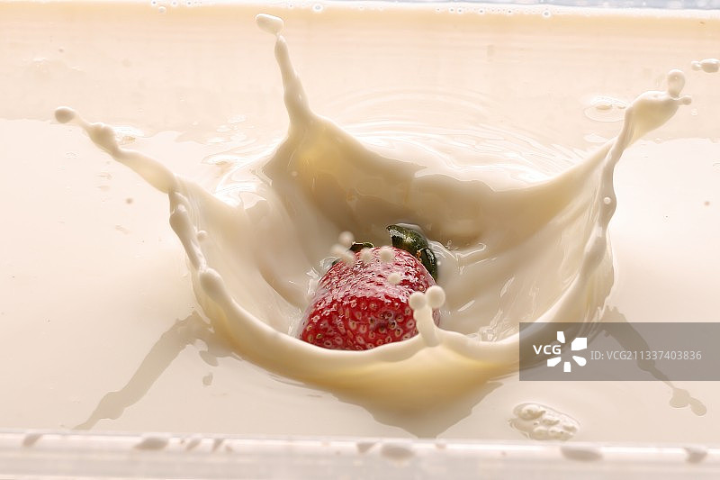 草莓溅牛奶的特写图片素材