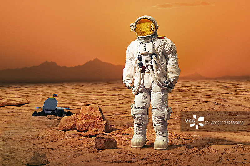 宇航员和火星车在火星上执行任务图片素材