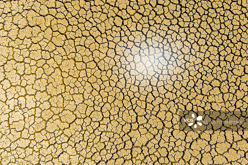 太阳耀斑干旱牛奶池塘破裂烤池塘床加利福尼亚索诺马县鸟瞰图气候变化干燥的地球枯竭的水库图片素材