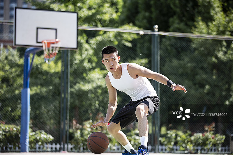 一个青年男子打篮球肖像图片素材