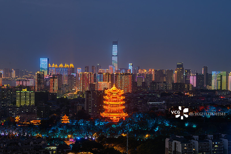 湖北省武汉市黄鹤楼与城市天际线夜景图片素材