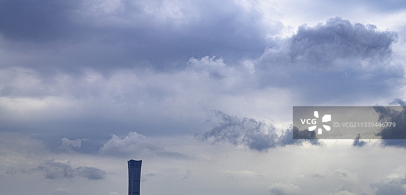 多云天，从北京朝阳公园眺望中国尊图片素材