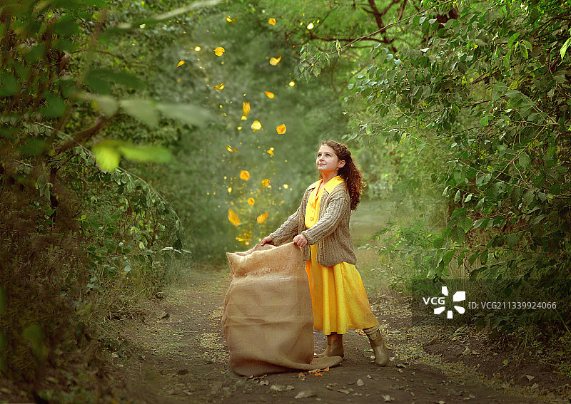 乌克兰，穿着传统服装的女子走在树林中的土路上图片素材