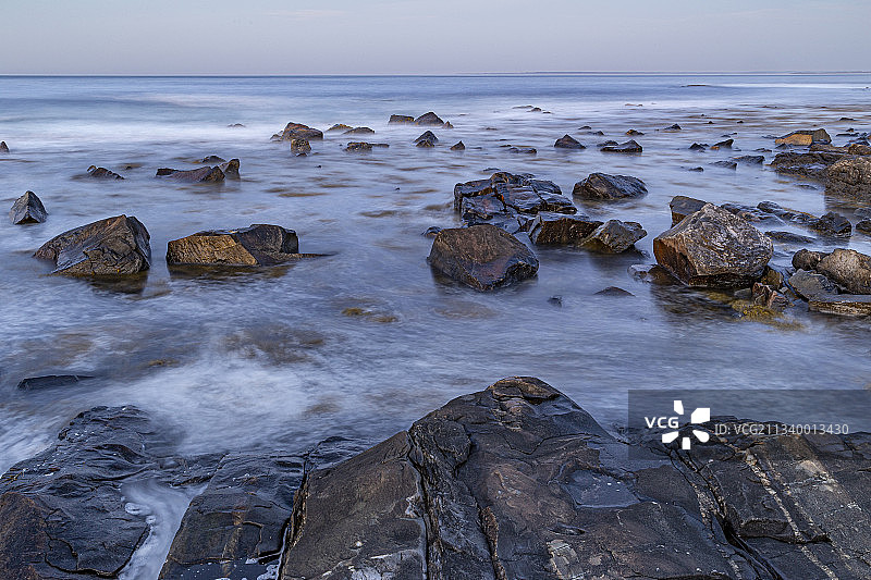 加拿大西部岬，海滩上的岩石与天空的风景图片素材