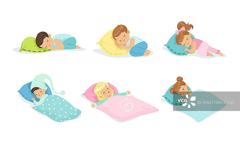 可爱的小男孩和小女孩甜蜜地睡在一起图片素材