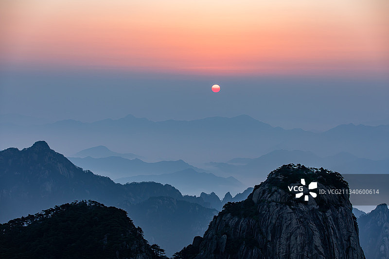 黄山山顶上的日出图片素材
