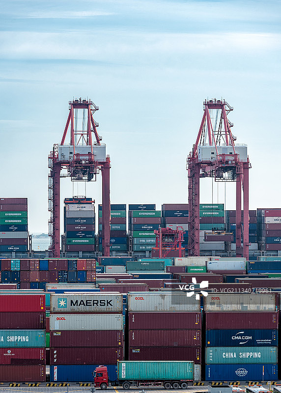 上海洋山港港口集装箱正装运登船图片素材