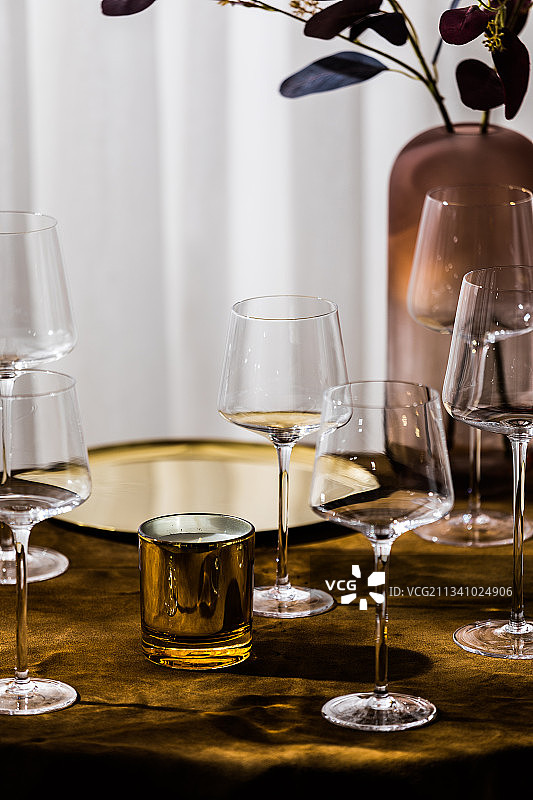 窗边桌子上的葡萄酒高脚杯图片素材