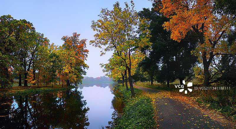 俄罗斯，秋天，湖边的树木与天空相映图片素材