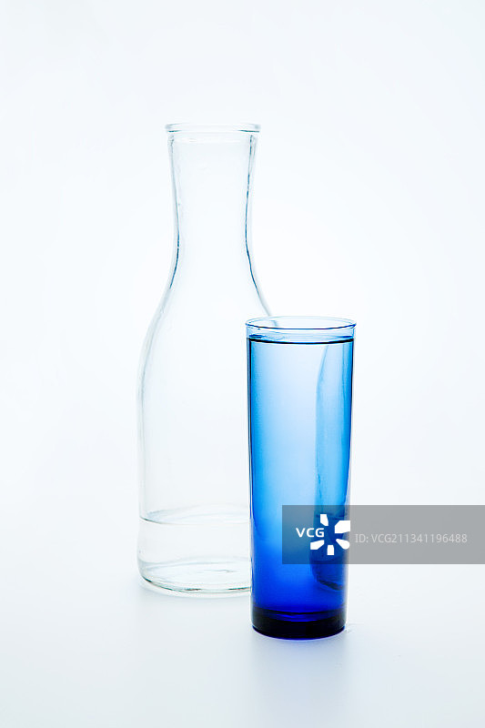 透明的瓶子和蓝色的玻璃和干净的水图片素材