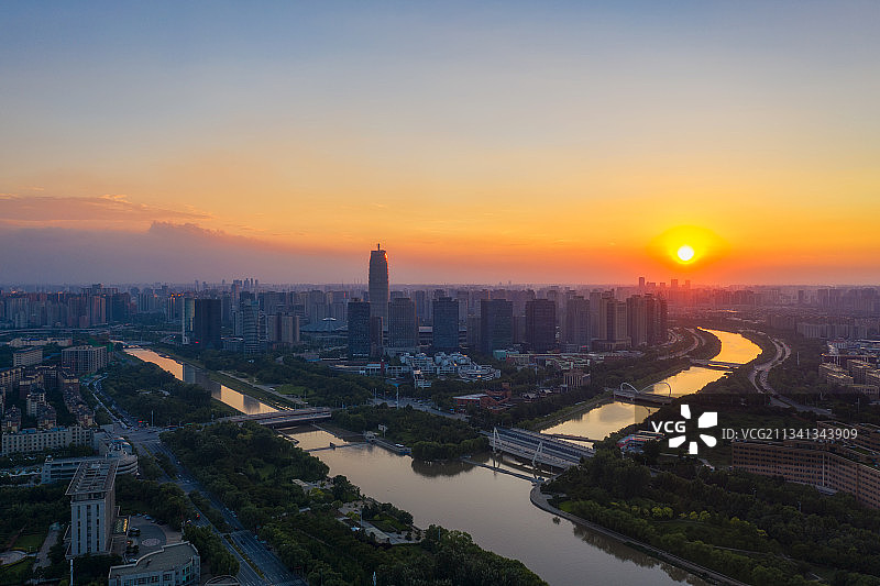 河南郑州郑东新区城市风光与都市天际线夏季日落户外风光航拍视角图片素材