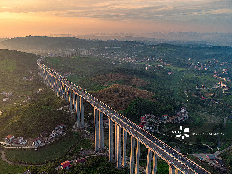 清晨阳光中的高速公路高架桥图片素材