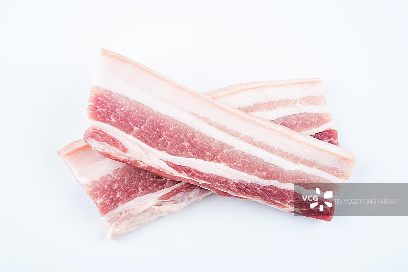 白背景上的新鲜猪肉五花肉图片素材
