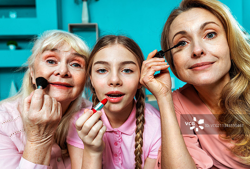 奶奶、女儿和孙女在一起化妆图片素材