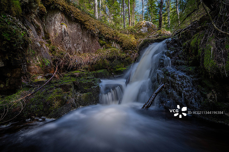 芬兰，普兰卡，森林瀑布的风景图片素材