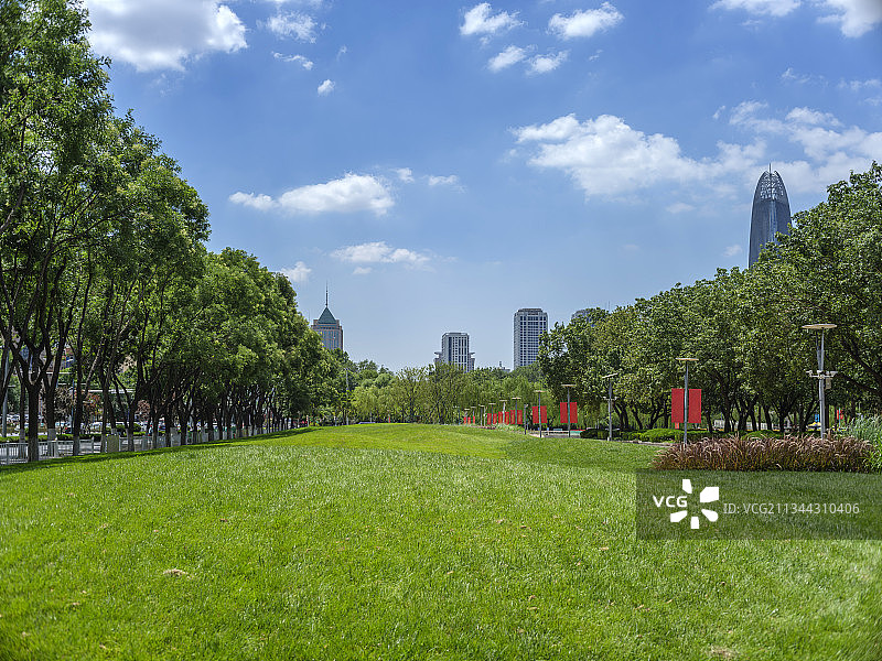 济南泉城广场绿色的草坪图片素材