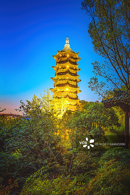 华灯初上之时的弘觉寺塔+牛首山（南京）图片素材
