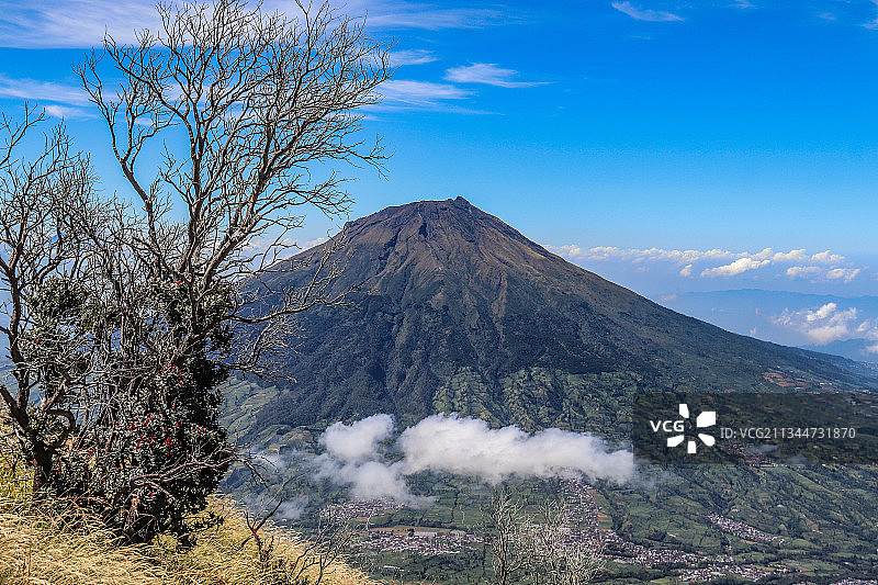天空衬托下的火山景观图片素材