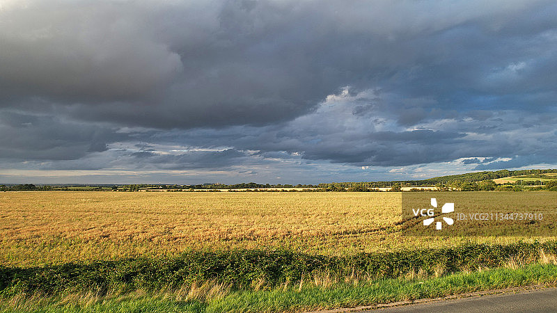 在多云的天空下，霍顿征服，英国，英国的风景图片素材