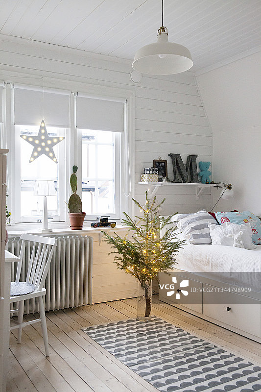 青少年的卧室与白色木包为圣诞节装饰图片素材