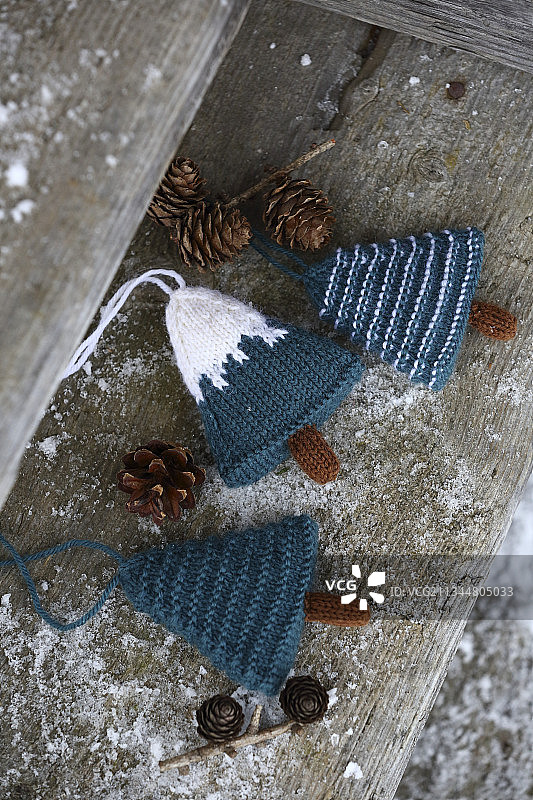在质朴的木头上编织冷杉形状的冬季装饰图片素材