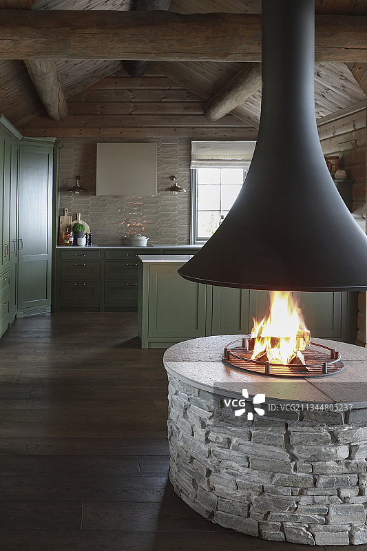 开放式壁炉和乡村住宅的厨房在乡村室内图片素材