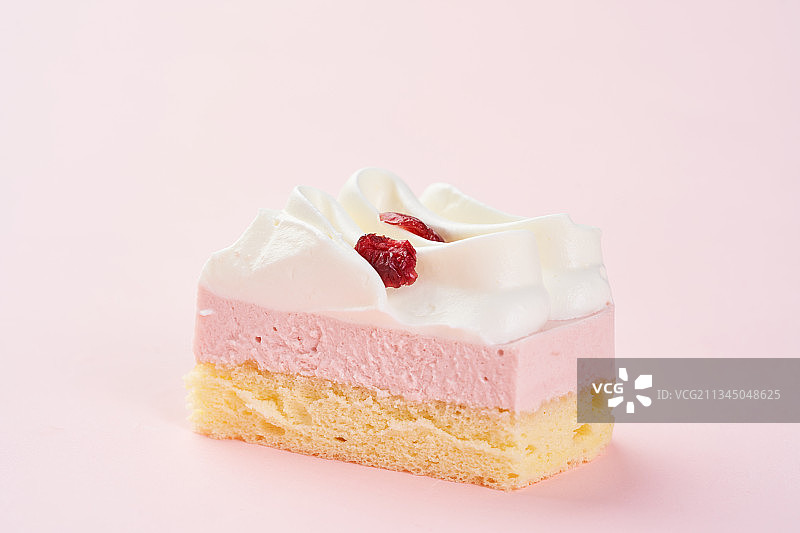 粉色背景上美味的蔓越莓蛋糕图片素材