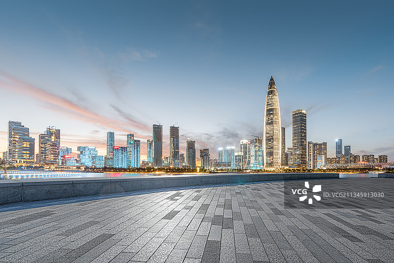深圳湾城市夜景和无人的砖地广场图片素材