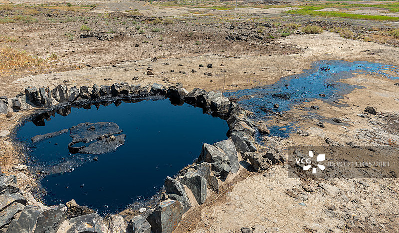 克拉玛依黑油山、流淌着的石油、肉眼可见图片素材