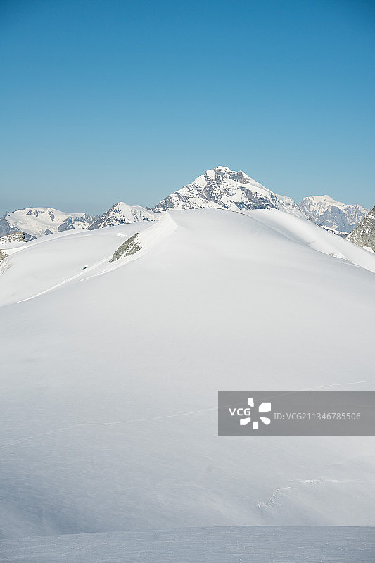 瑞士阿罗拉，白雪皑皑的山峰在蔚蓝的天空下的风景图片素材