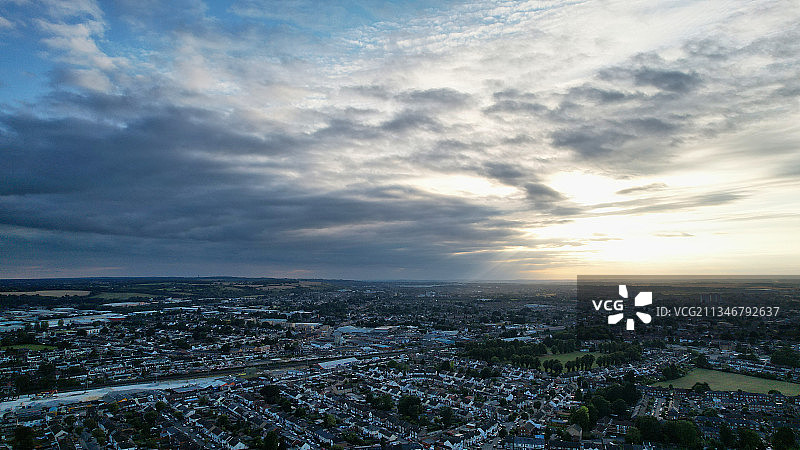 英国，卢顿，日落时城市与天空的高角度视图图片素材