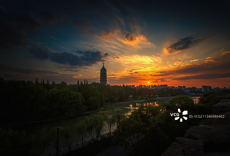 日落时分的秦淮河和大报恩寺塔+南京图片素材
